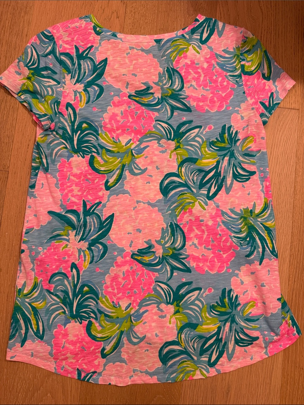 Lilly Pulitzer Short-Sleeve V-Neck Floral Women’s Tee — Pink, Turquoise size XS - Picture 10 of 11